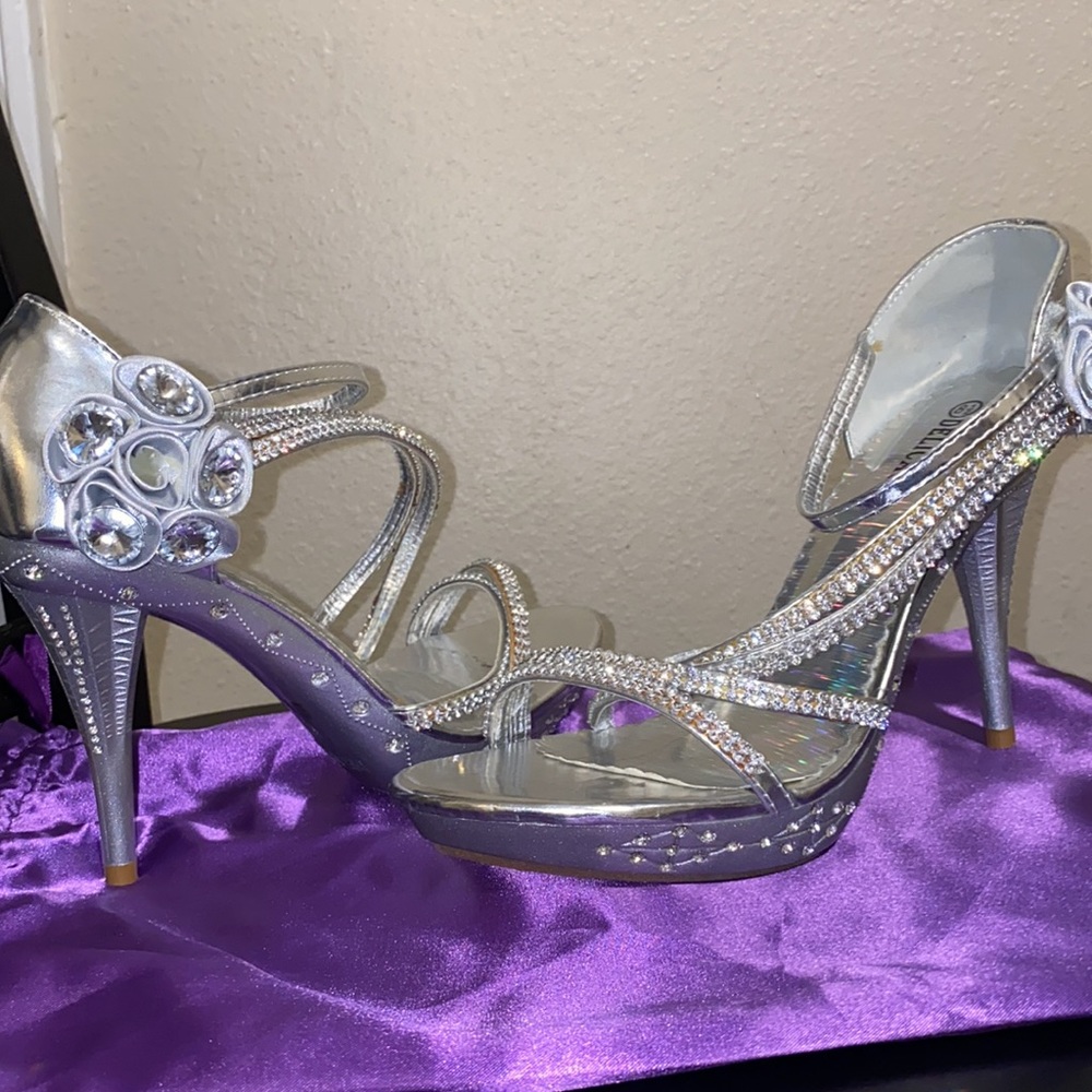 Heels - Picture 2 of 3